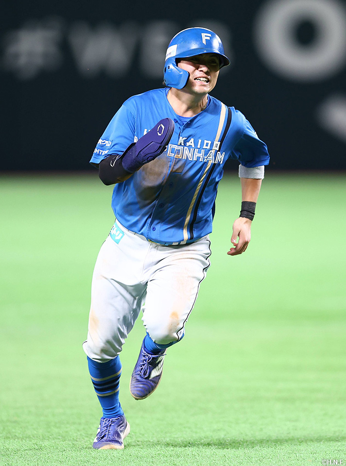 2回表、進塁する上川畑選手