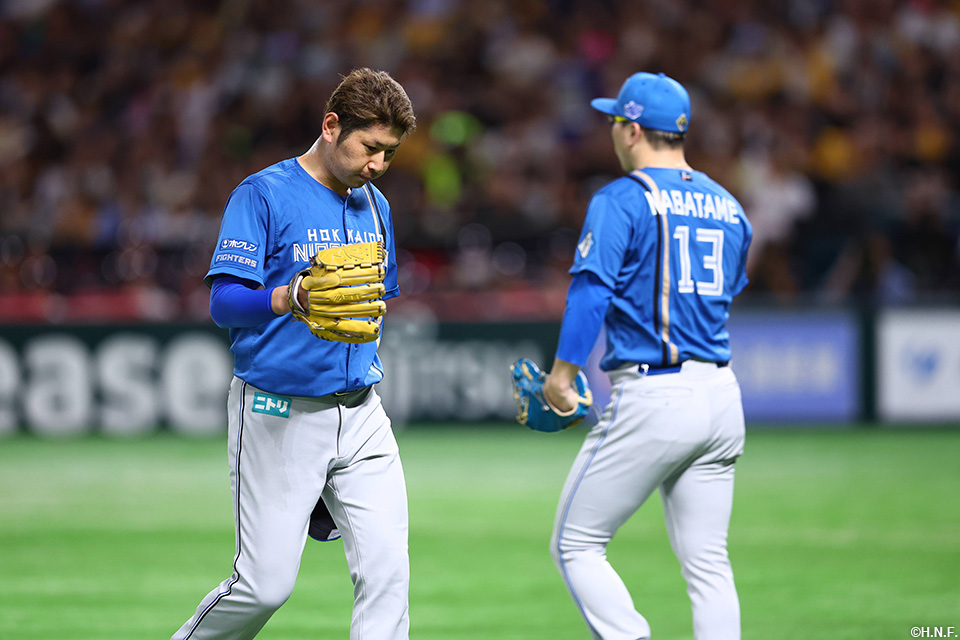 2回裏、マウンドを降りる加藤貴投手