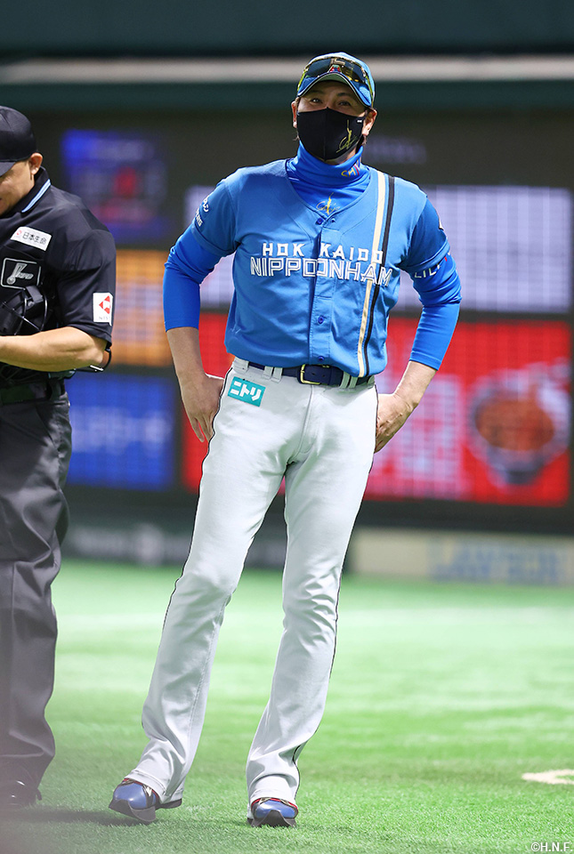 2回裏、投手交代を告げる新庄監督