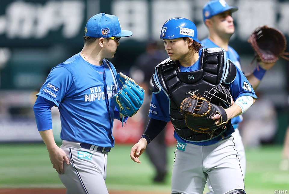 2回裏を抑えた生田目投手と田宮選手
