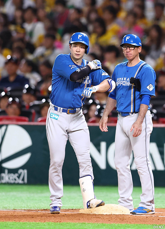 5回表、センターへヒットを放った松本剛選手