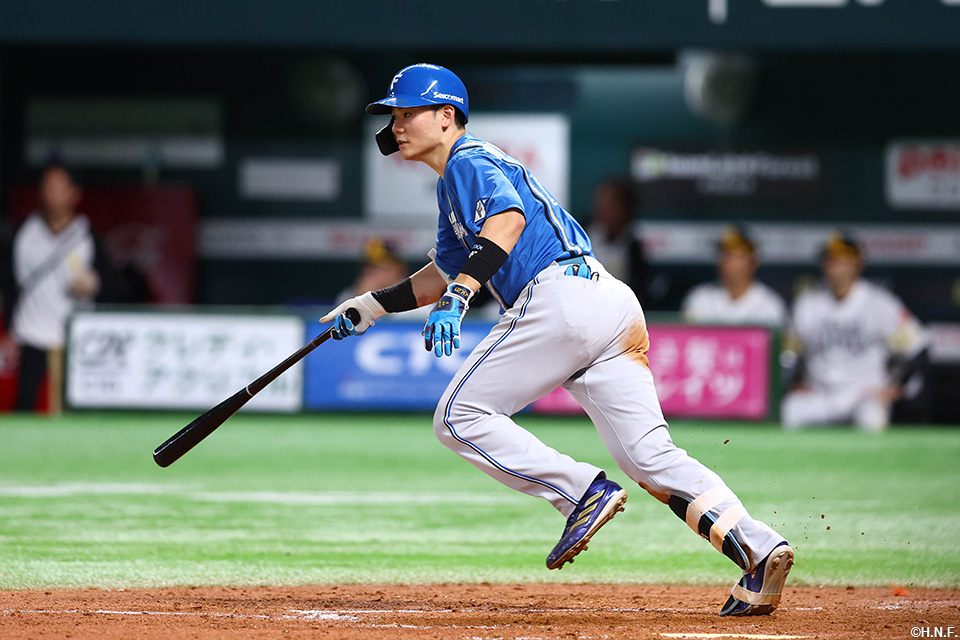 5回表、センターへヒットを放つ清宮選手