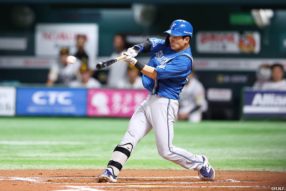 6回表、ライトへ二塁打を放つ水野選手01