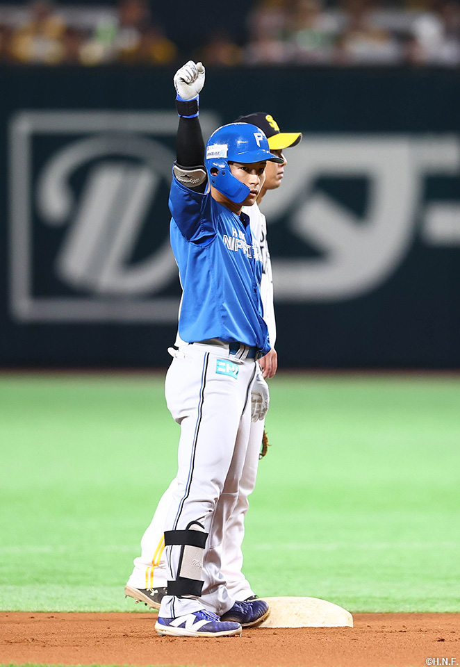 6回表、ライトへ二塁打を放つ水野選手02