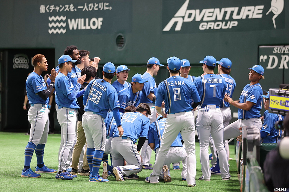 試合前、円陣を組む選手たち