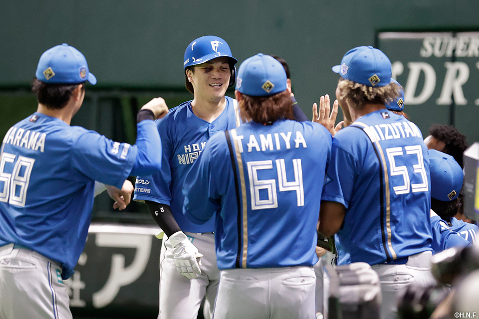 3回表、レフトへ本塁打を放つ伏見選手03