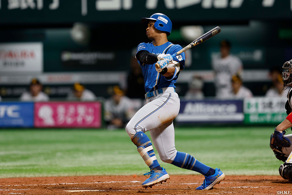 3回表、同点の適時打を放つ万波選手01
