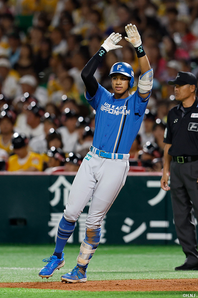 3回表、同点の適時打を放つ万波選手02