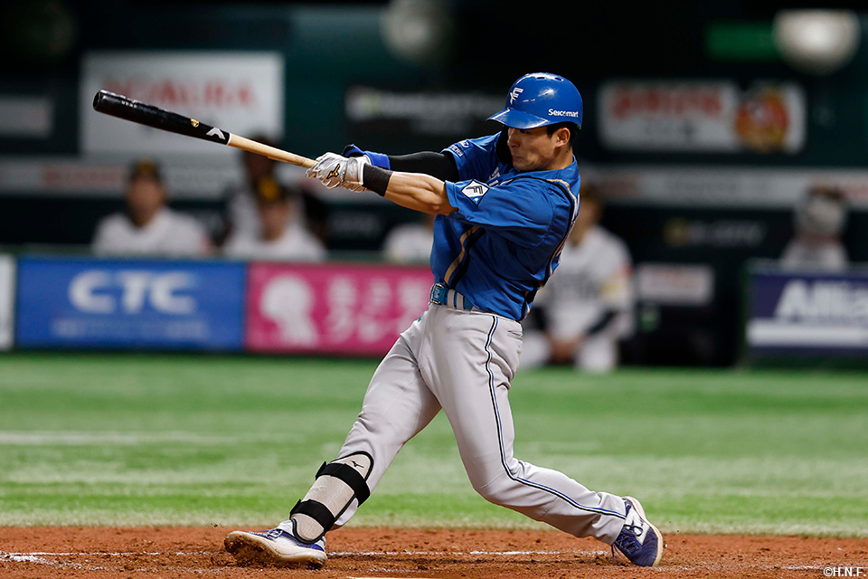 4回表、ライトへヒットを放つ水野選手