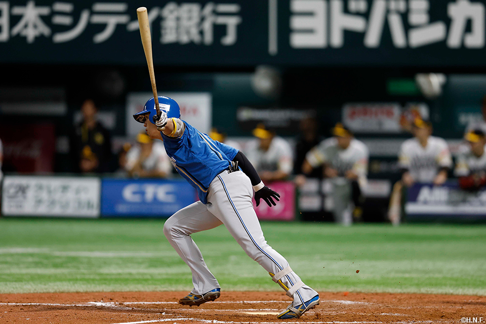 9回表、代打でヒットを放つ清水選手