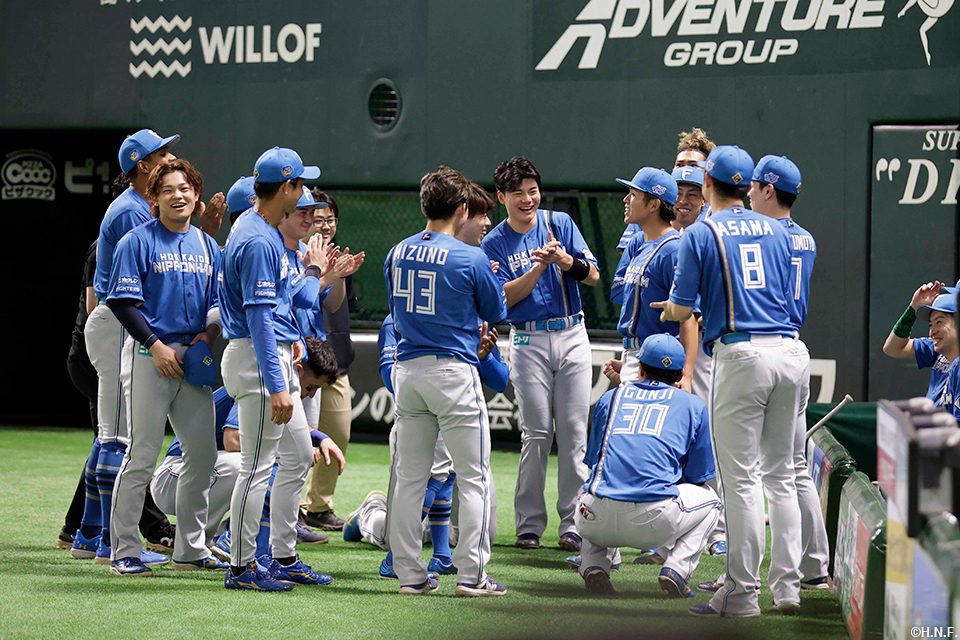 試合前、円陣を組む選手たち