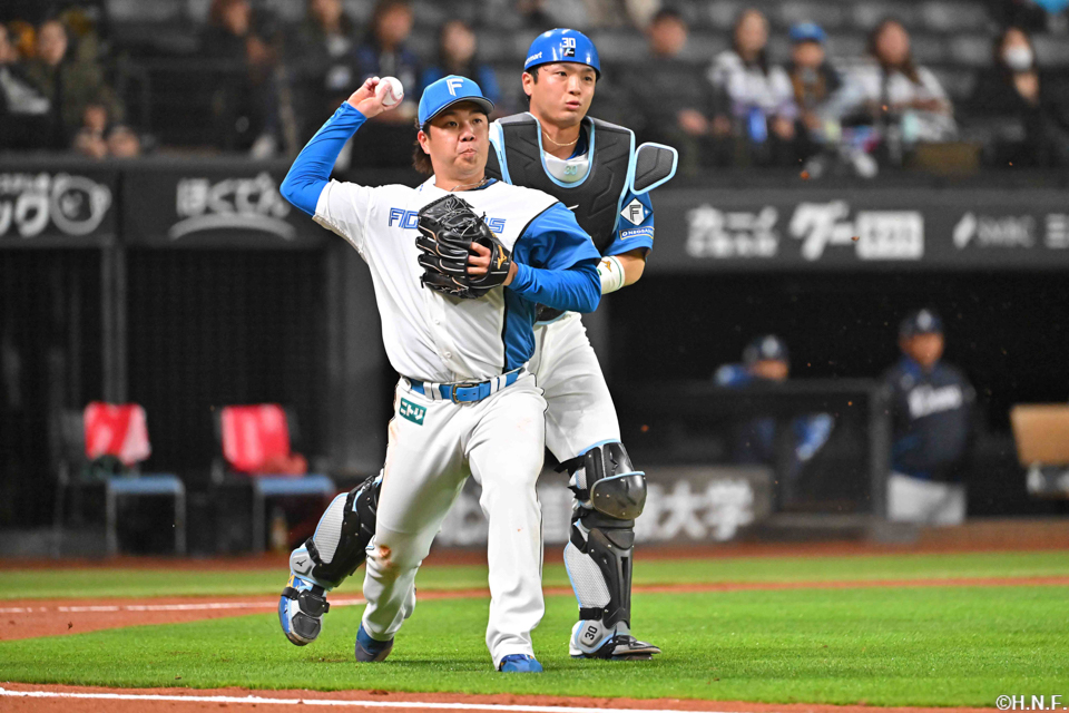 3回表、一塁へ送球する金村投手