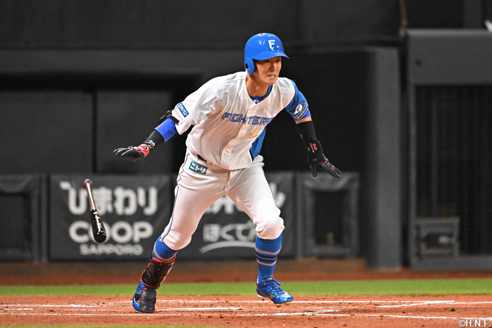 3回裏、ライトへ二塁打を放つ若林選手01