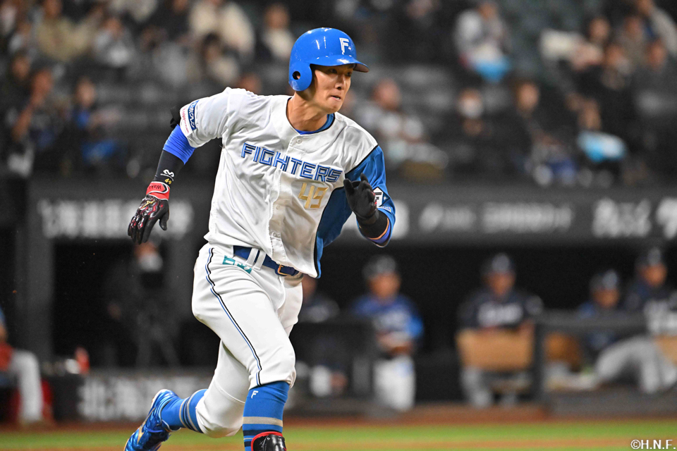 3回裏、ライトへ二塁打を放つ若林選手02