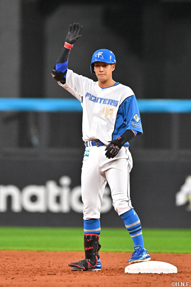 3回裏、ライトへ二塁打を放つ若林選手03