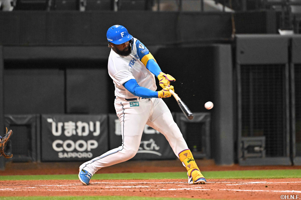 4回裏、ライトへヒットを放つレイエス選手01
