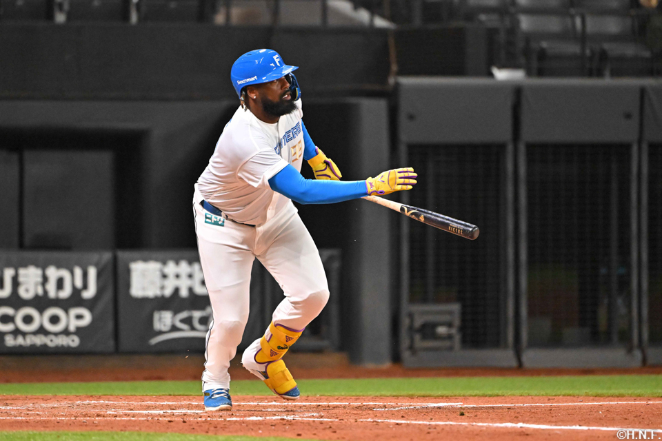 4回裏、ライトへヒットを放つレイエス選手02