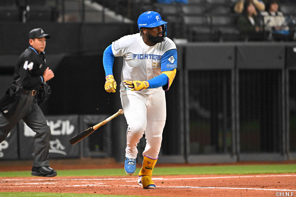 4回裏、ライトへヒットを放つレイエス選手03