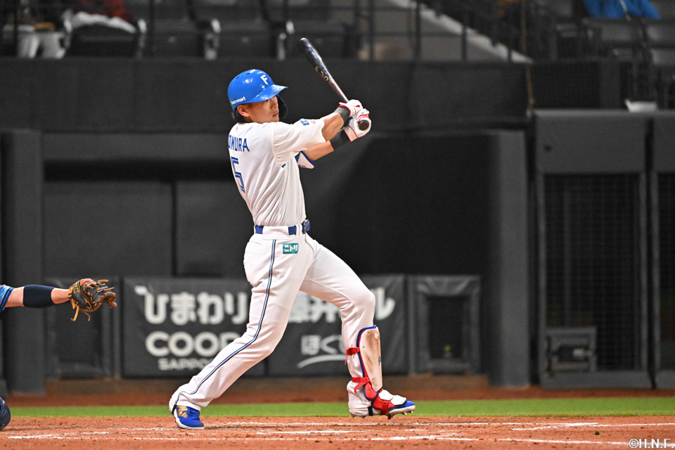 4回裏、センターへヒットを放つ野村選手01