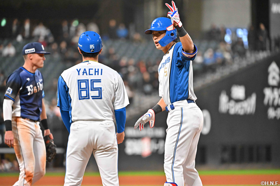 4回裏、センターへヒットを放つ野村選手02