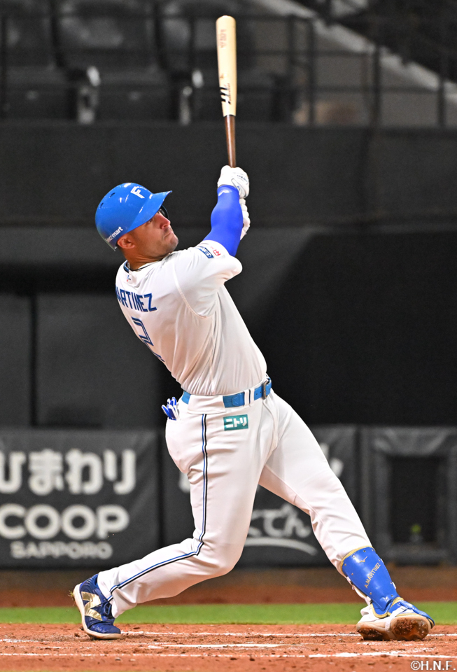 4回裏、逆転の3ランを放つマルティネス選手01