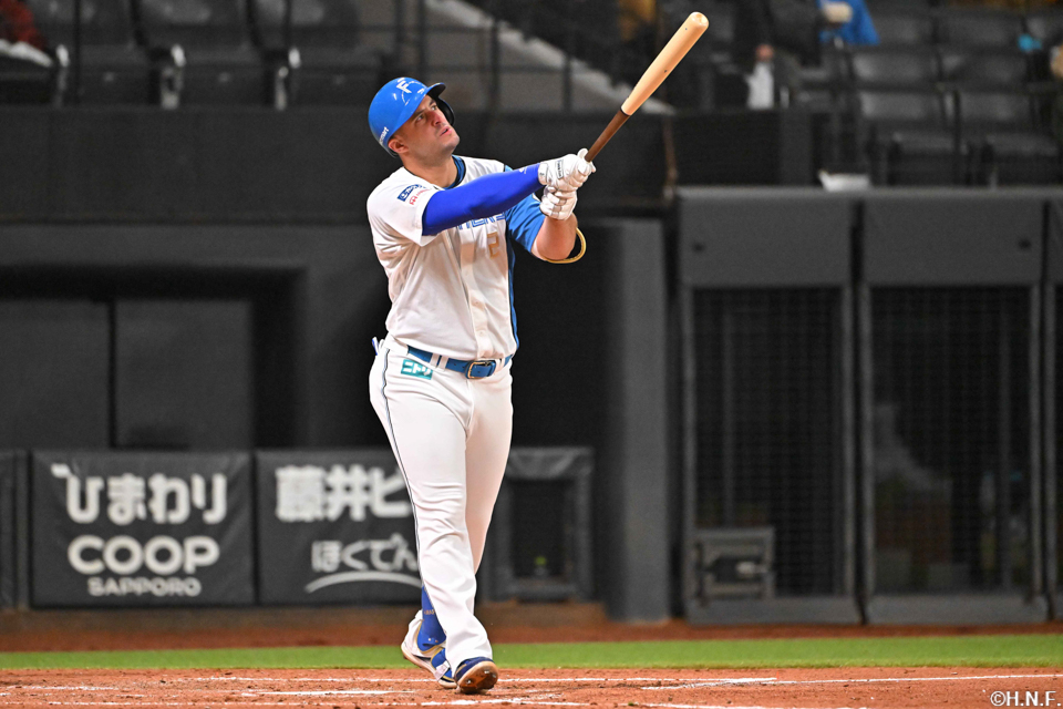 4回裏、逆転の3ランを放つマルティネス選手02