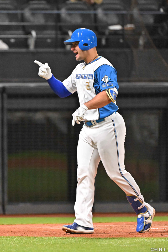 4回裏、逆転の3ランを放つマルティネス選手04