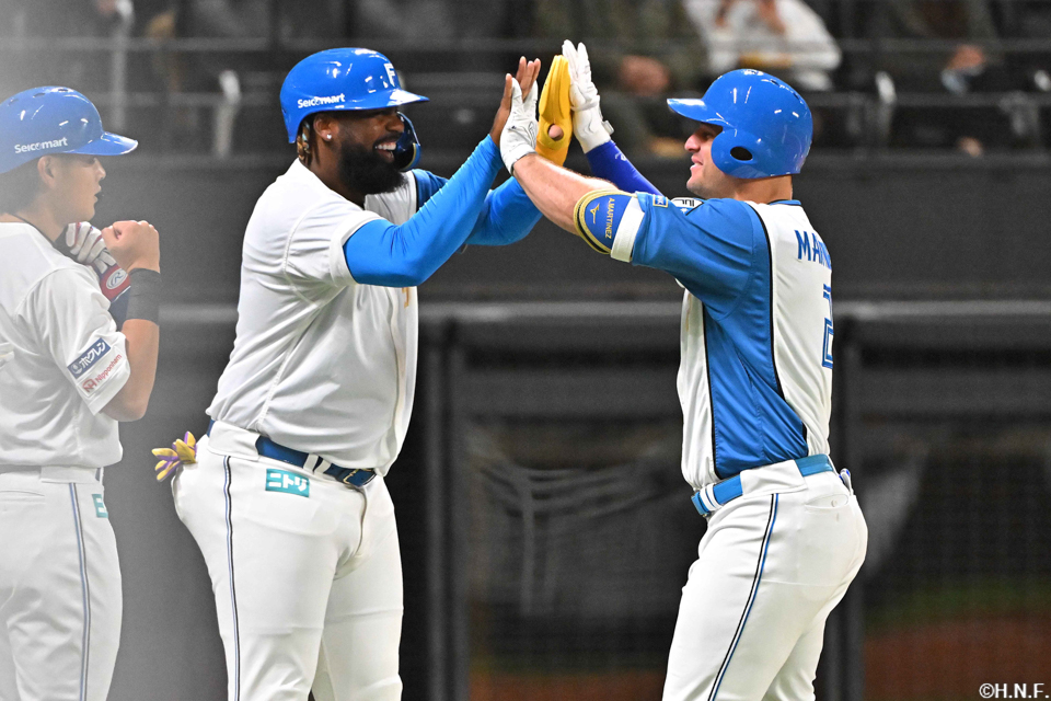 4回裏、逆転の3ランを放つマルティネス選手05