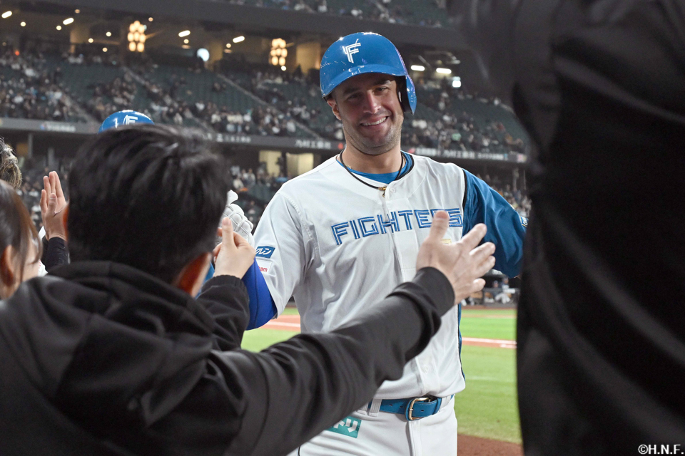 4回裏、逆転の3ランを放つマルティネス選手06