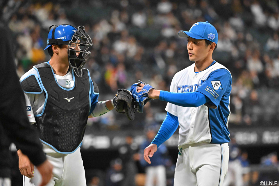 5回表を抑えた郡司選手と玉井投手