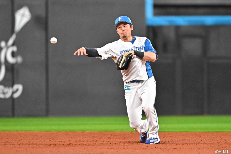 6回表、一塁へ送球する水野選手