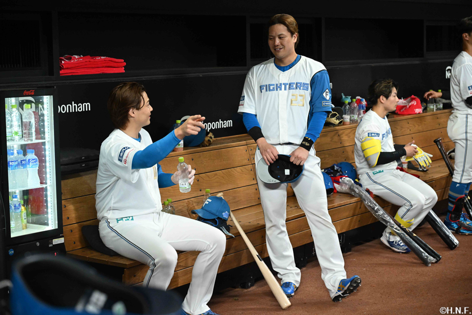 7回表を抑えた山﨑福投手と伏見選手01