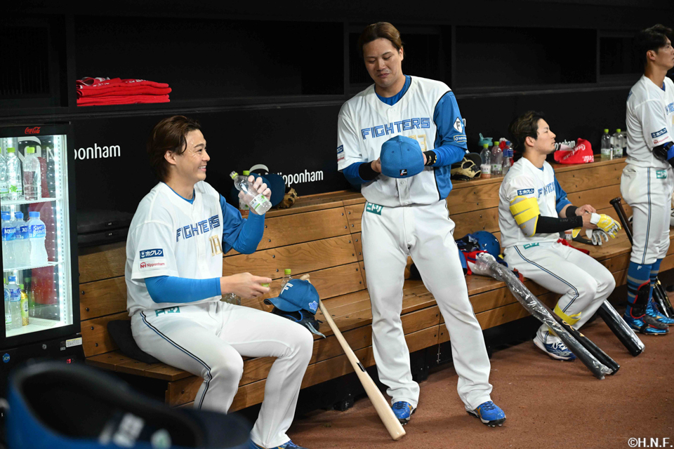 7回表を抑えた山﨑福投手と伏見選手02