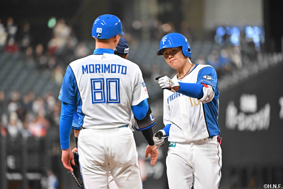 7回裏、ライトへヒットを放つ清水優選手02