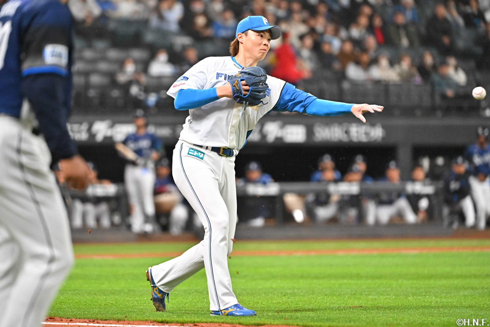 8回表、一塁へ送球する山﨑福投手