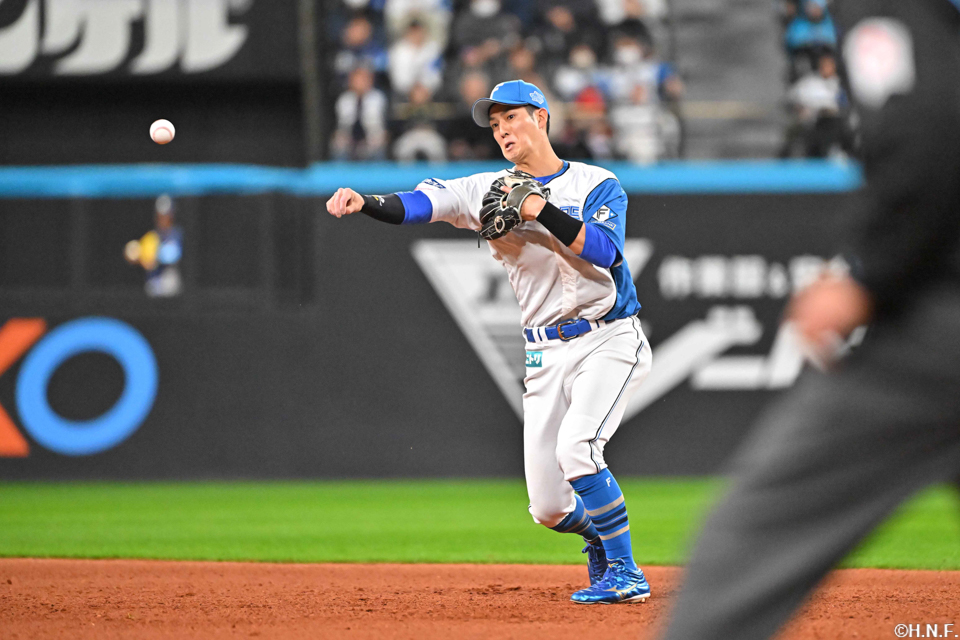 8回表、一塁へ送球する若林選手