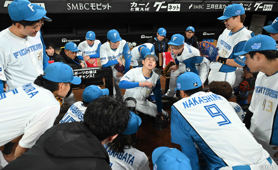 試合前、円陣を組む選手たち