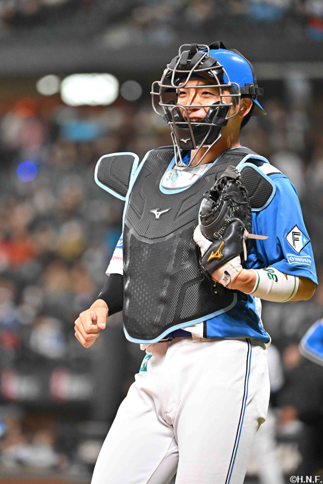 試合前、スタメンマスクの郡司選手