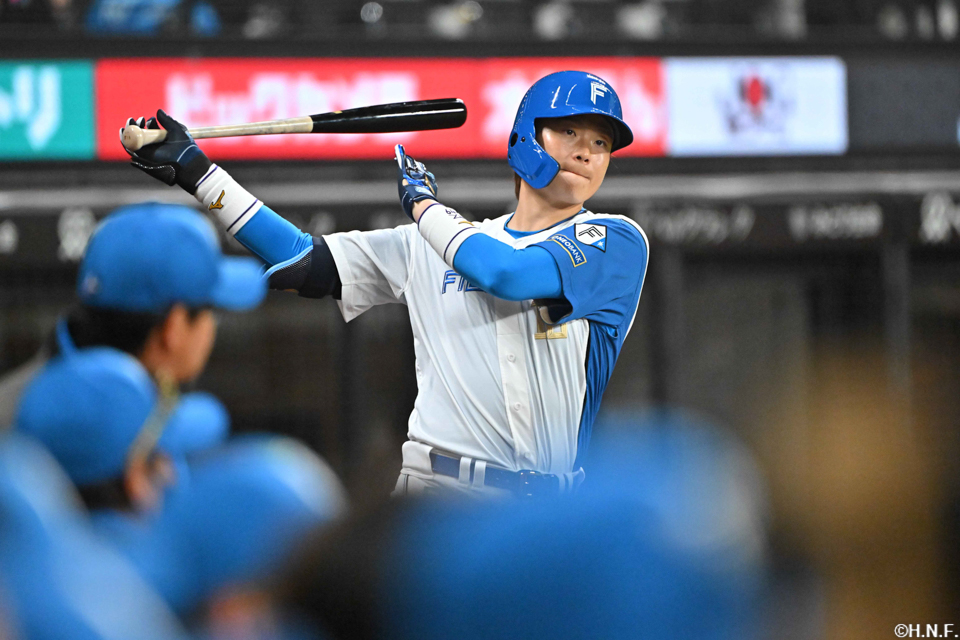 1回裏、ネクストサークルで待つ山﨑福投手