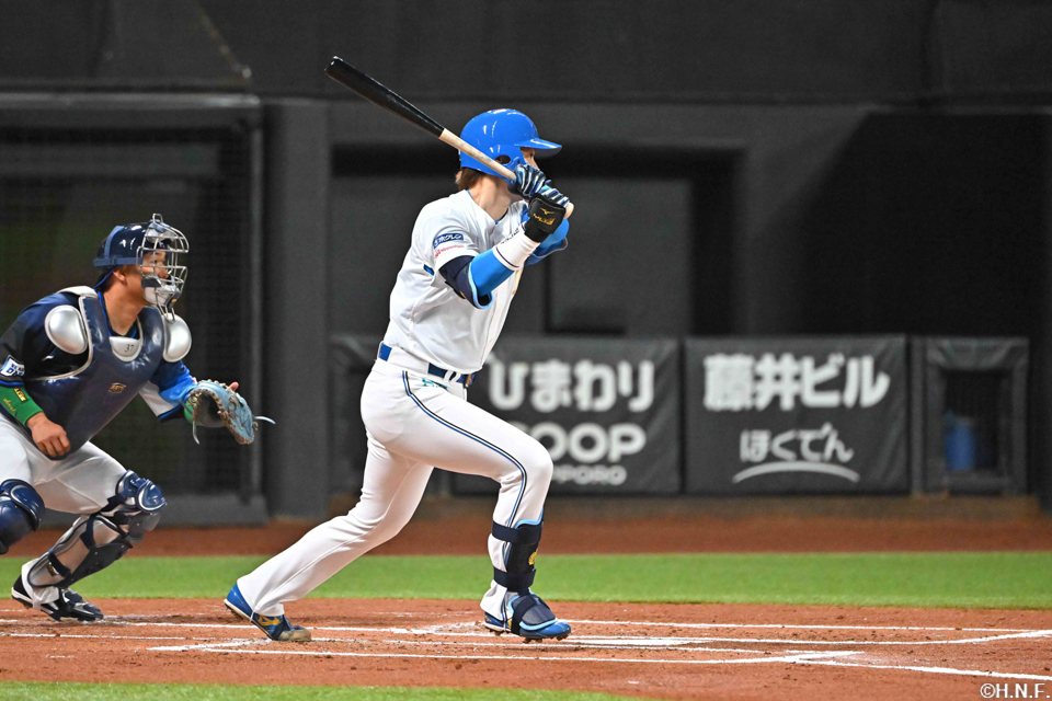 1回裏、先制点をあげる山﨑福投手