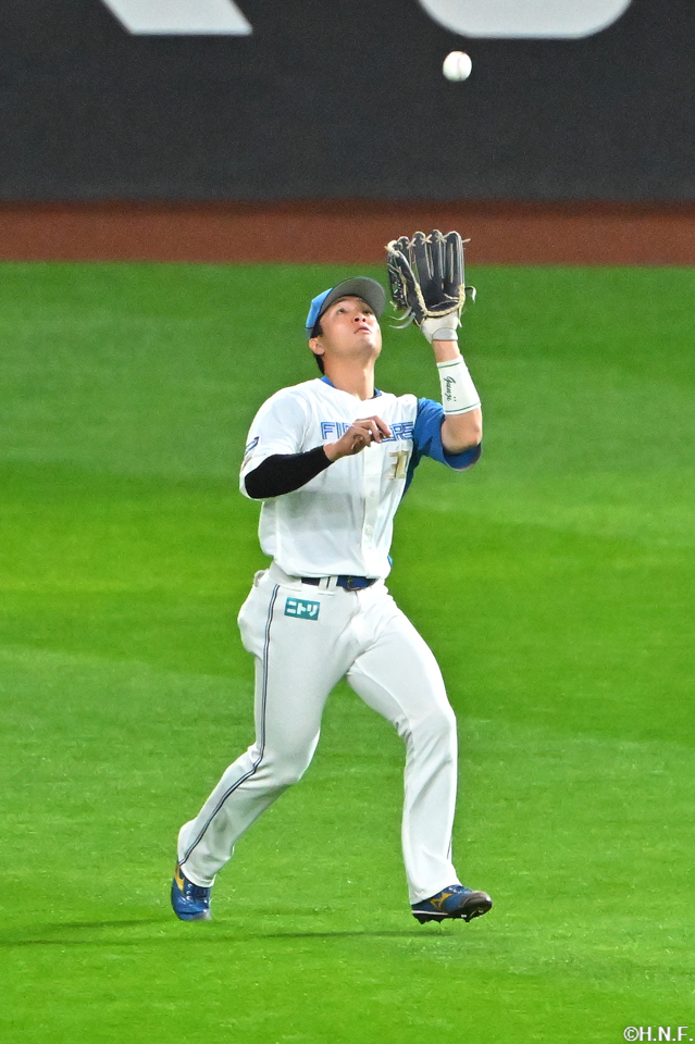 2回表、左飛を捕球する郡司選手
