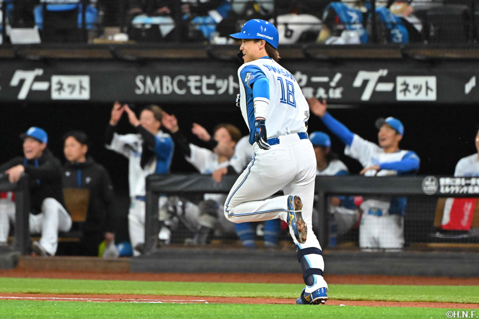 3回裏、内野安打を放つ山﨑福投手03