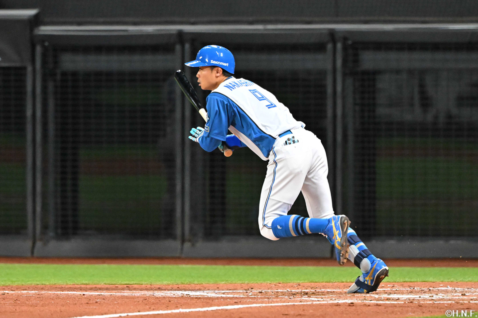 4回裏、ライトへ適時打を放つ中島卓選手