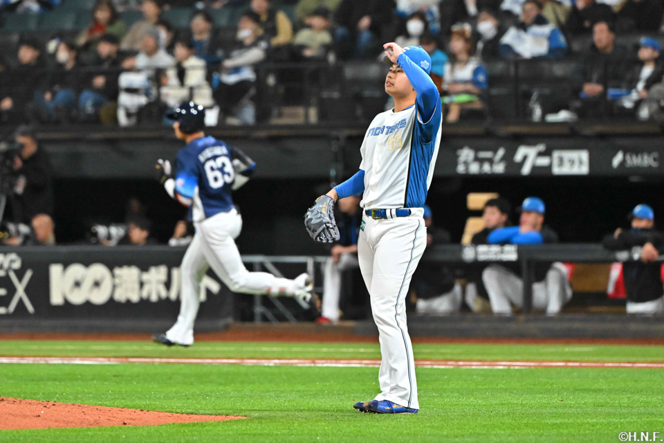 5回表、2ランをあびる松浦投手jpg