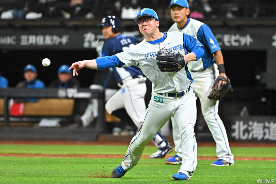 7回表、三塁へ送球する生田目投手