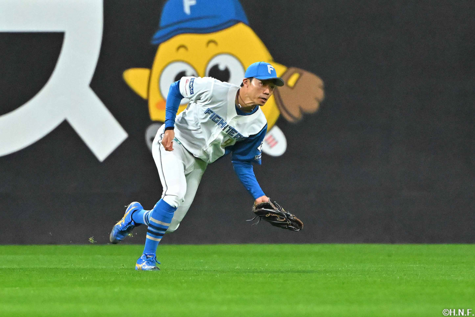 7回表、内野へ返球する中島卓選手