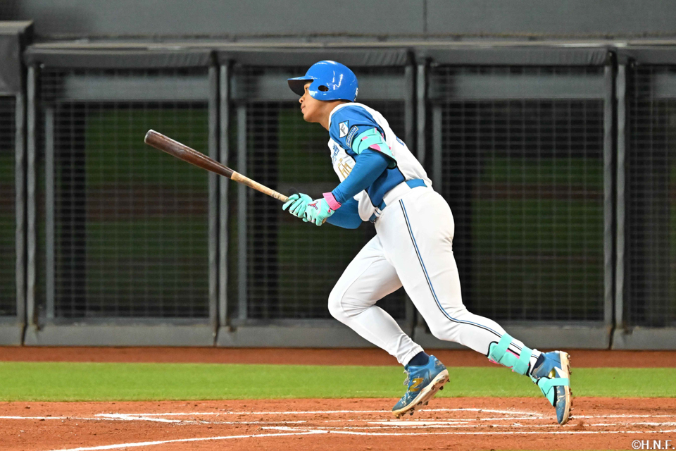 2回裏、ライトへ二塁打を放つ万波選手