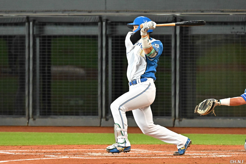 2回裏、センターへヒットを放つ郡司選手
