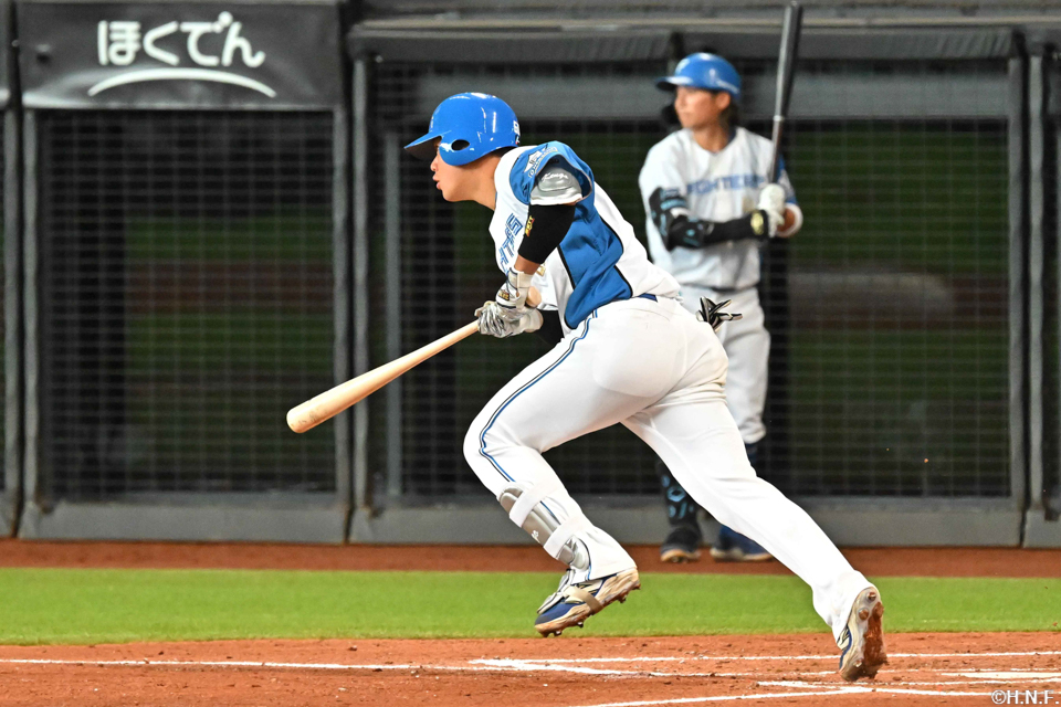 2回裏、ライトへ適時打を放つ吉田選手