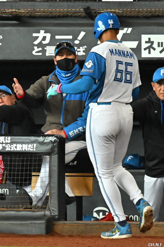 2回裏、生還した万波選手